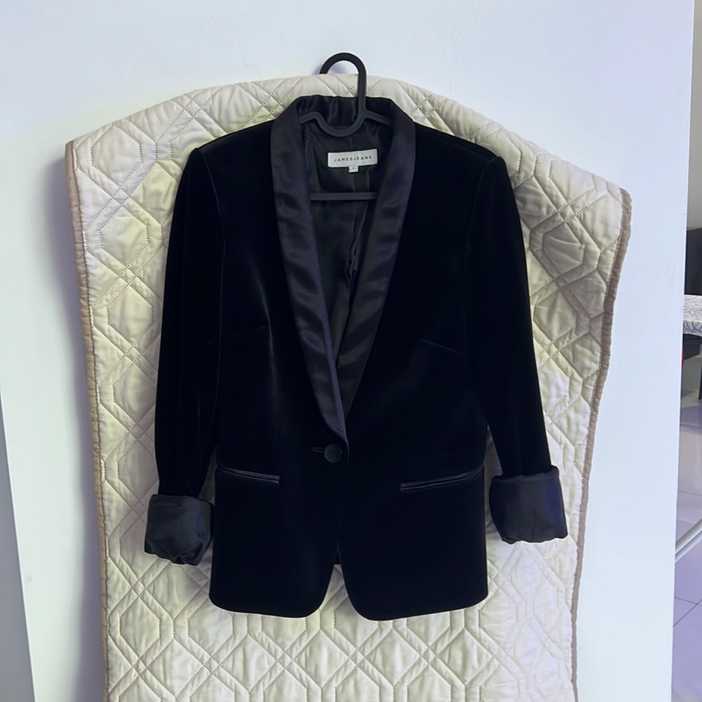 James Jeans velvet blazer. Size Sm. Fits US2. Black